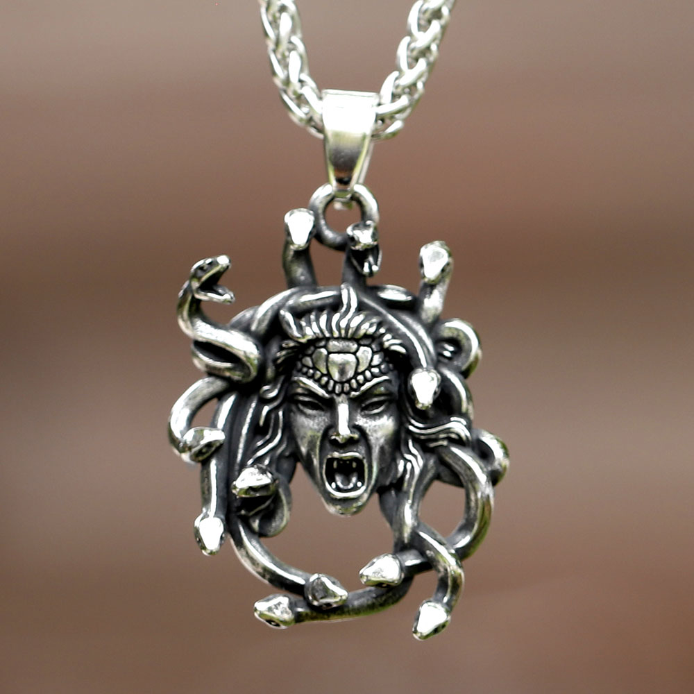 Collar con colgante de Medusa  - Men Accessories Guide reseña y precio